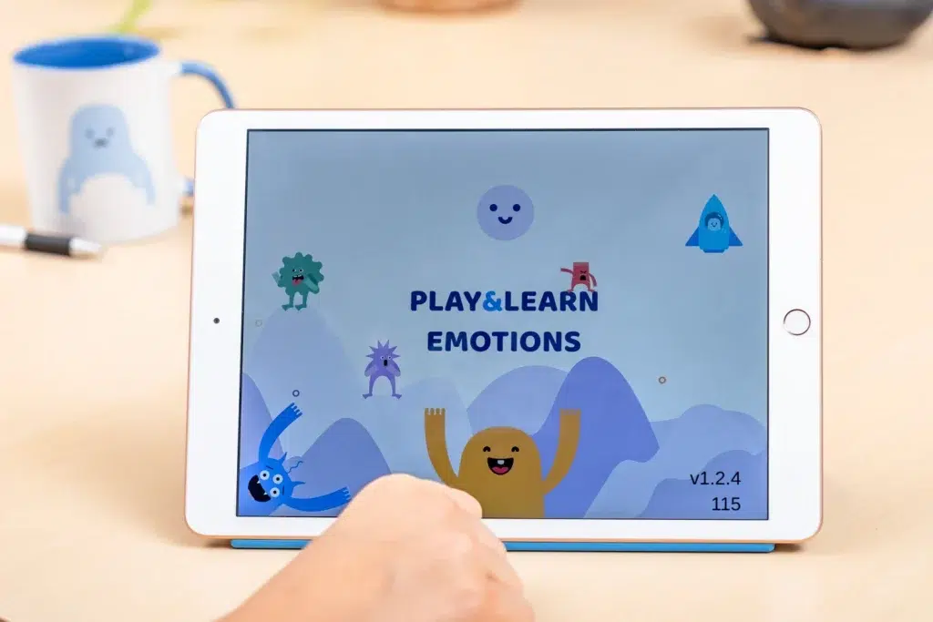 photo d’une tablette montrant la page d'accueil de l’application emoface play & learn emotions