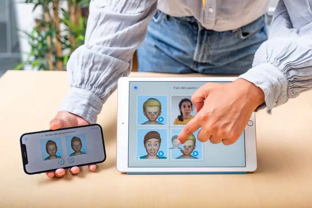 photo de l’application Emoface Play & Learn Emotions sur une tablette et un téléphone