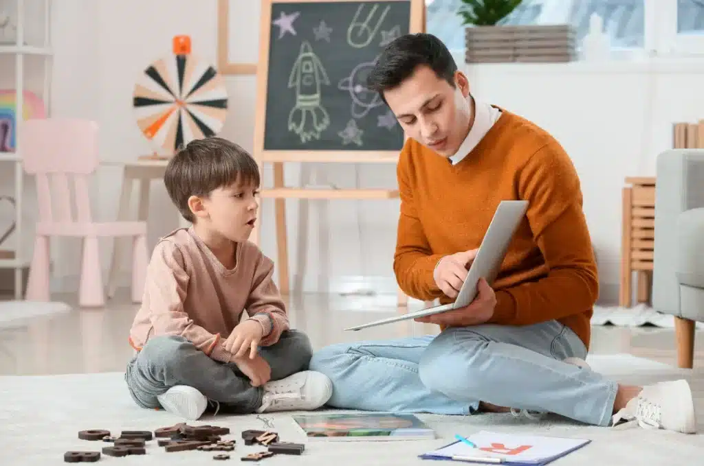photo d’un enfant et de son papa avec un ordinateur dans les mains